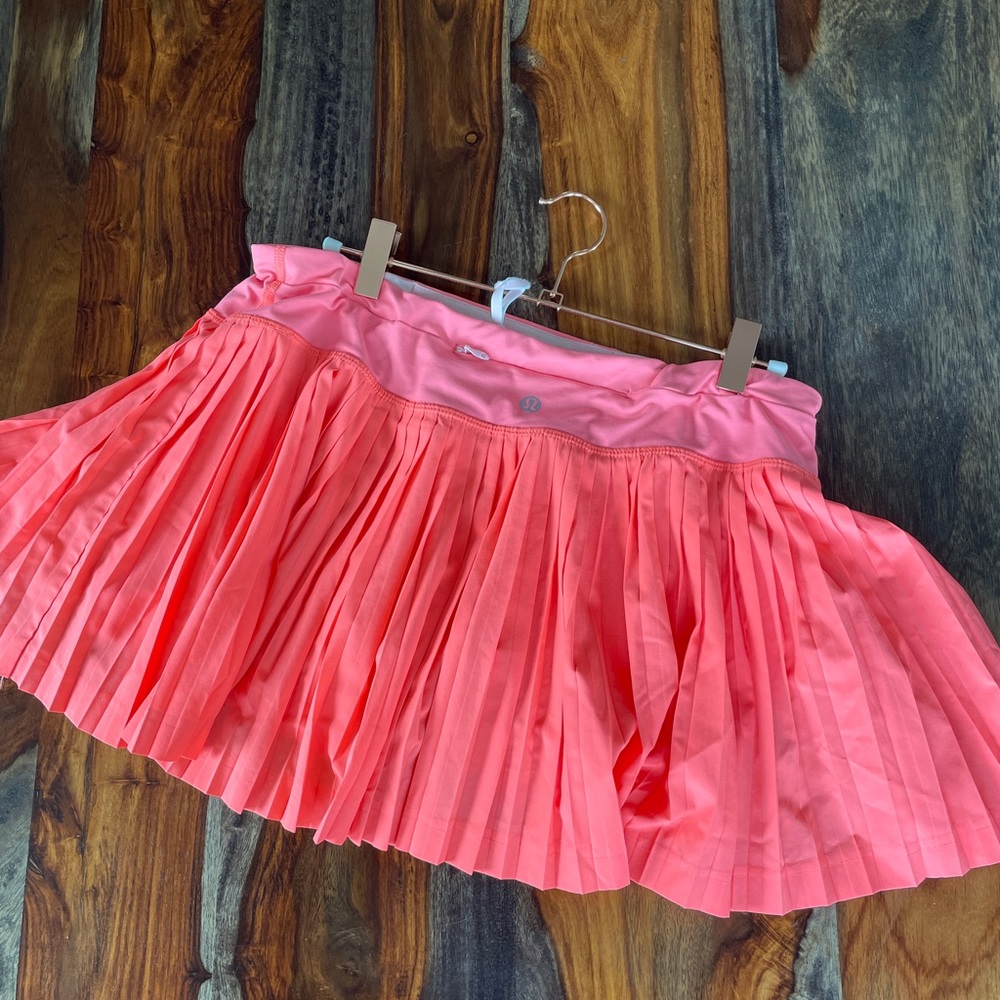Lululemon grapefruit pleat to street skirt size 8